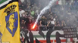 Sebuah suar menyala di stadion di mana sembilan penggemar dilaporkan terluka selama derby. (Dailymail)