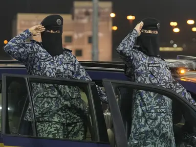 Pasukan perempuan Arab Saudi untuk Haji dan Umrah melakukan parade militer dalam persiapan ibadah haji tahunan di kota suci Mekkah, Senin (10/6/2024). (AP Photo/Rafiq Maqbool)