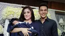 "Awalnya kami cuma mau punya 2 anak saja, jd agak kaget begitu dikasih baby no.3 tapi dijalani dengan sukacita dan enjoy bangettt selama kehamilan ini ga pernah dikasih capek dan msh sanggup mandiin, gendong," tulis Dhena. (Deki Prayoga/Bintang.com)