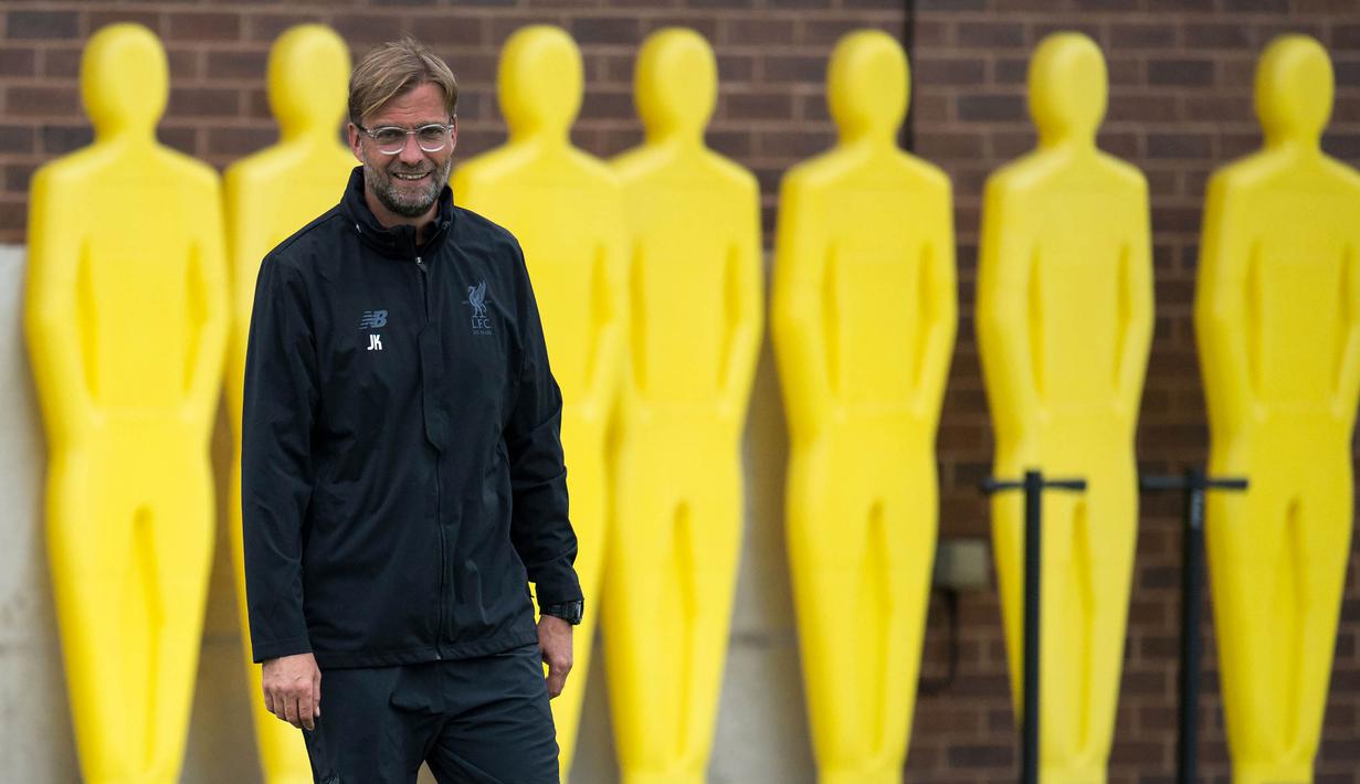 Pelatih Liverpool, Jurgen Klopp memimpin langsung sesi latihan jelang laga  kualifikasi liga Champions di Melwood, Liverpool, Selasa (22/8/2017). Liverpool akan menghadapi Hoffenheim. (AFP/Oli Scarff)