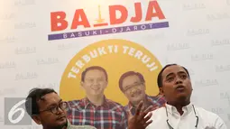 Komunitas Advokat Basuki- Djarot (Kotak Badja) menyampaikan keterangan terkait Buni Yani di Jakarta, Rabu (9/11). Kotak Badja menyatakan Buni Yani pantas dijadikan tersangka dan diproses secara hukum. (Liputan6.com/Immanuel Antonius) 