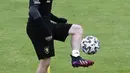 Pemain Republik Ceko Petr Sevcik mengontrol bola saat sesi latihan di base camp mereka di Praha, Republik Ceko, Kamis (1/7/2021). Republik Ceko akan melawan Denmark pada perempat final Euro 2020. (Michal Cizek/AFP)