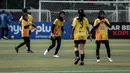 <p>Pemain SDN Kalisari 01, Zaniar Gadisa (kedua kiri) melakukan selebrasi setelah mencetak gol ke gawang SDN Mekarjaya 12 dalam laga final MilkLife Soccer Challange Jakarta 2025 kelompok umur 12 tahun di Kingkong Soccer Arena, Cijantung, Jakarta Timur pada Minggu (04/05/2025). (Bola.com/Bagaskara Lazuardi)</p>