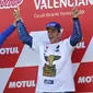 Pemabalap Suzuki Esctar, Joan Mir, melakukan selebrasi bersama manajer Davide Brivio usai balapan MotoGP Valencia di Sirkuit Ricardo Tormo, Minggu (15/11/2020). Meski finis ketujuh, Joan Mir berhasil mengunci gelar juara dunia MotoGP 2020. (AP/Alberto Saiz)