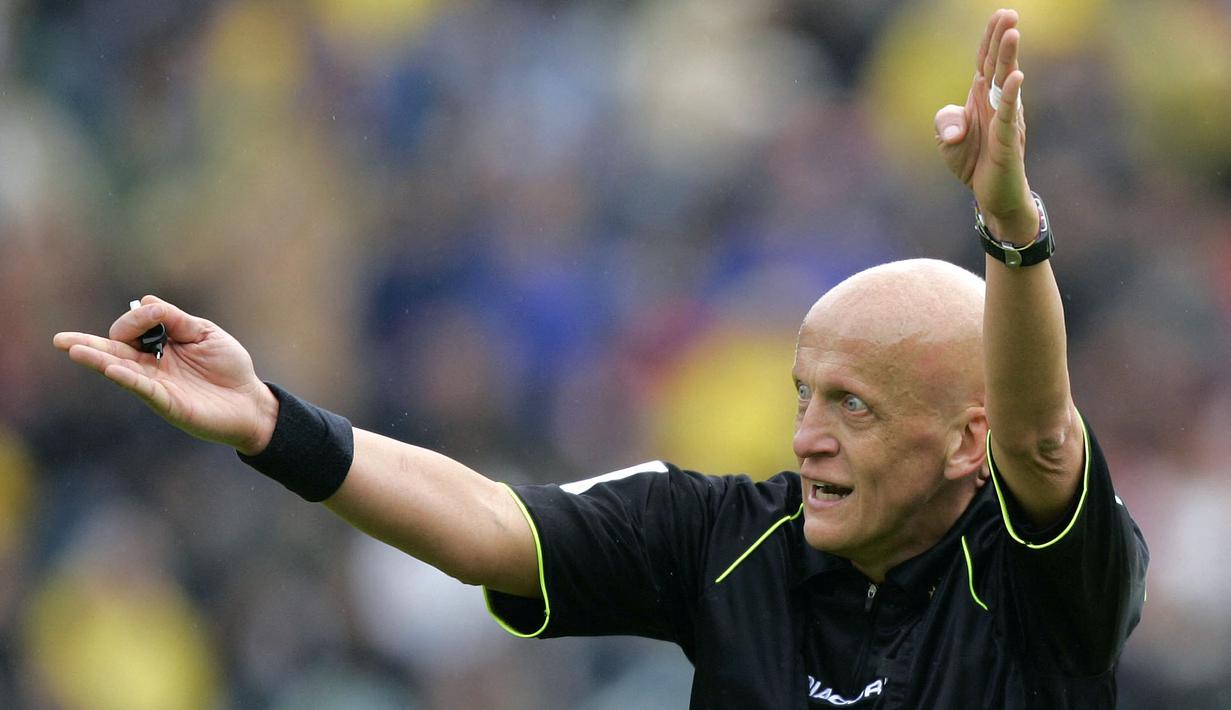 Wasit Pierluigi Collina saat memimpin laga Liga Italia antara Siena melawan AC Milan di Stadion Franchi, Siena, 17 April 2005. (AFP/Carlo Baroncini)