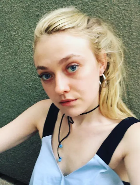 "Mungkin aku sedang mengungkap   rahasiaku sekarang," ujar bintang   The Alienist tersebut.   (instagram/dakotafanning)