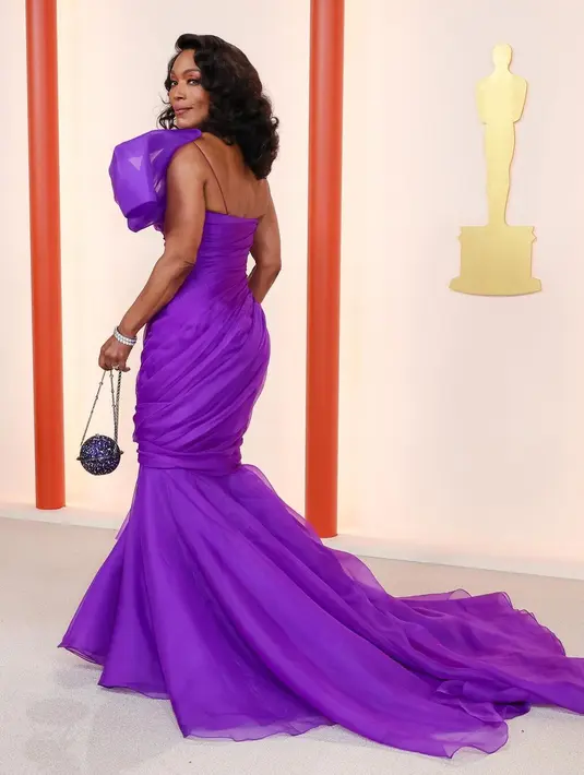 Padahal sebelumnya ia tampil begitu memesona dengan wajah sumringah di red carpet [@moschino]