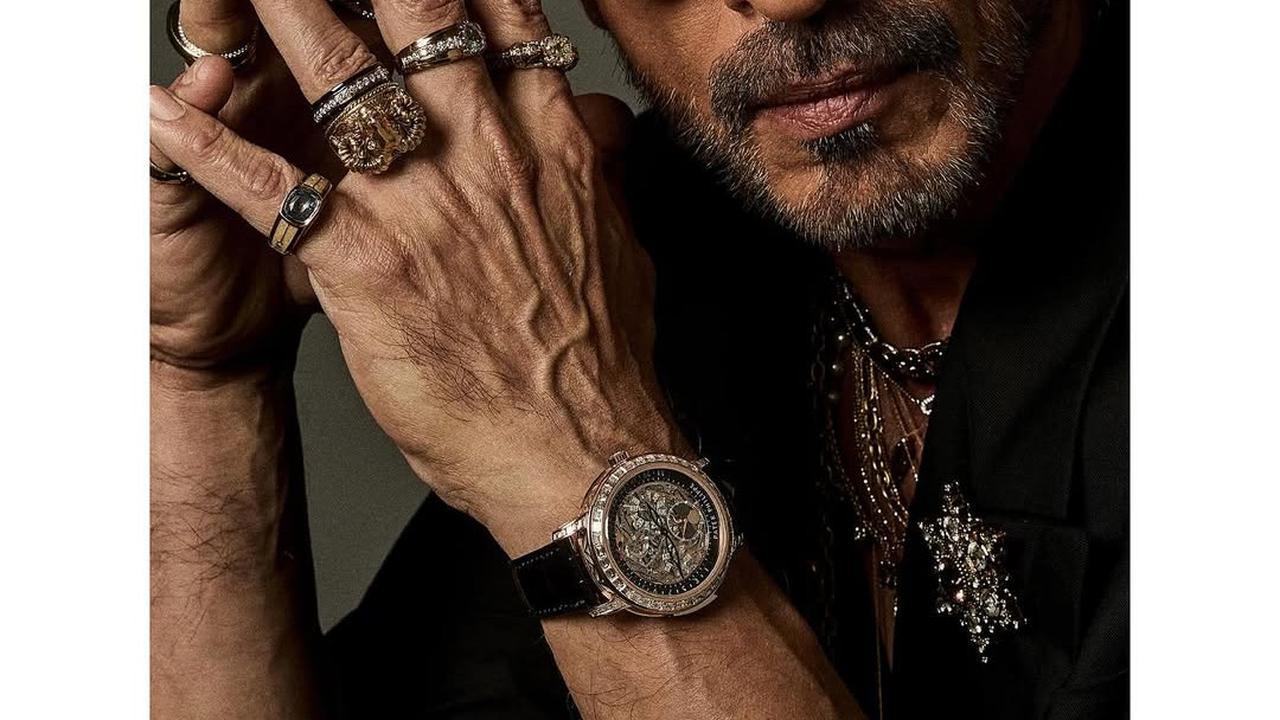 Potret Shah Rukh Khan Menggunakan Jam Tangan Patek Philippe Grand Complication di Met Gala 2025 (©instagram: sabyasachiofficial)