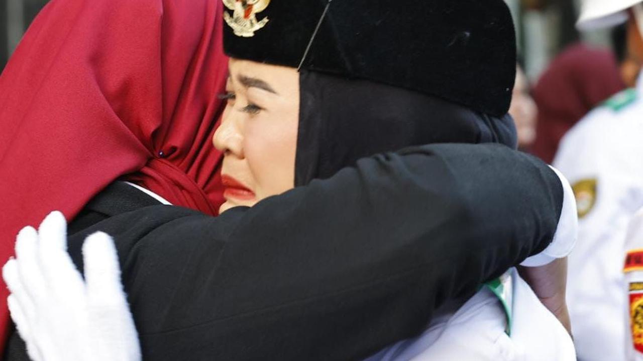 Lini massa media sosial dibanjiri dengan serba-serbi upacara HUT ke-78 RI di Istana Negara. Sementara itu, Merdeka.com menghimpun sejumlah momen penuh haru perayaan HUT ke-78 di beberapa daerah di Jawa Timur.