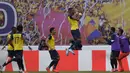 Pemain Ekuador Michael Estrada (tengah) merayakan bersama rekan satu timnya usai mencetak gol ke gawang Uruguay pada pertandingan kualifikasi Piala Dunia 2022 di Stadion Casa Blanca, Quito, Ekuador, Selasa (13/10/2020). Pertandingan dimenangkan Ekuador dengan skor 4-2. (Rodrigo Buendia/Pool via AP)