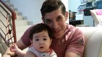 Ronald Fagundez, mantan pemain PSM, bersama putri ciliknya. (Bola.com/Abdi Satria)