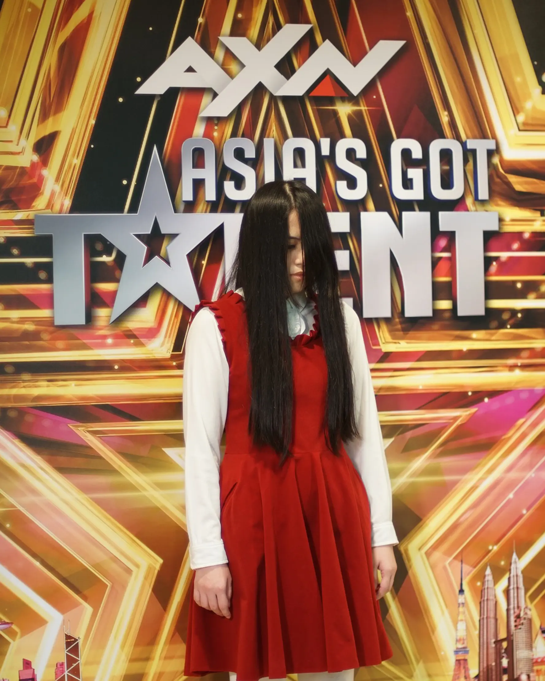 Riana 'The Sacred' saat tampil di Grand Final Asia's Got Talent 2017. Ilusionis asal Indonesia yang dikenal nyentrik dengan gaya khasnya ini berhasil meraih peringkat pertama di Grand Final Asia's Got Talent 2017. (instagram/rianariani)