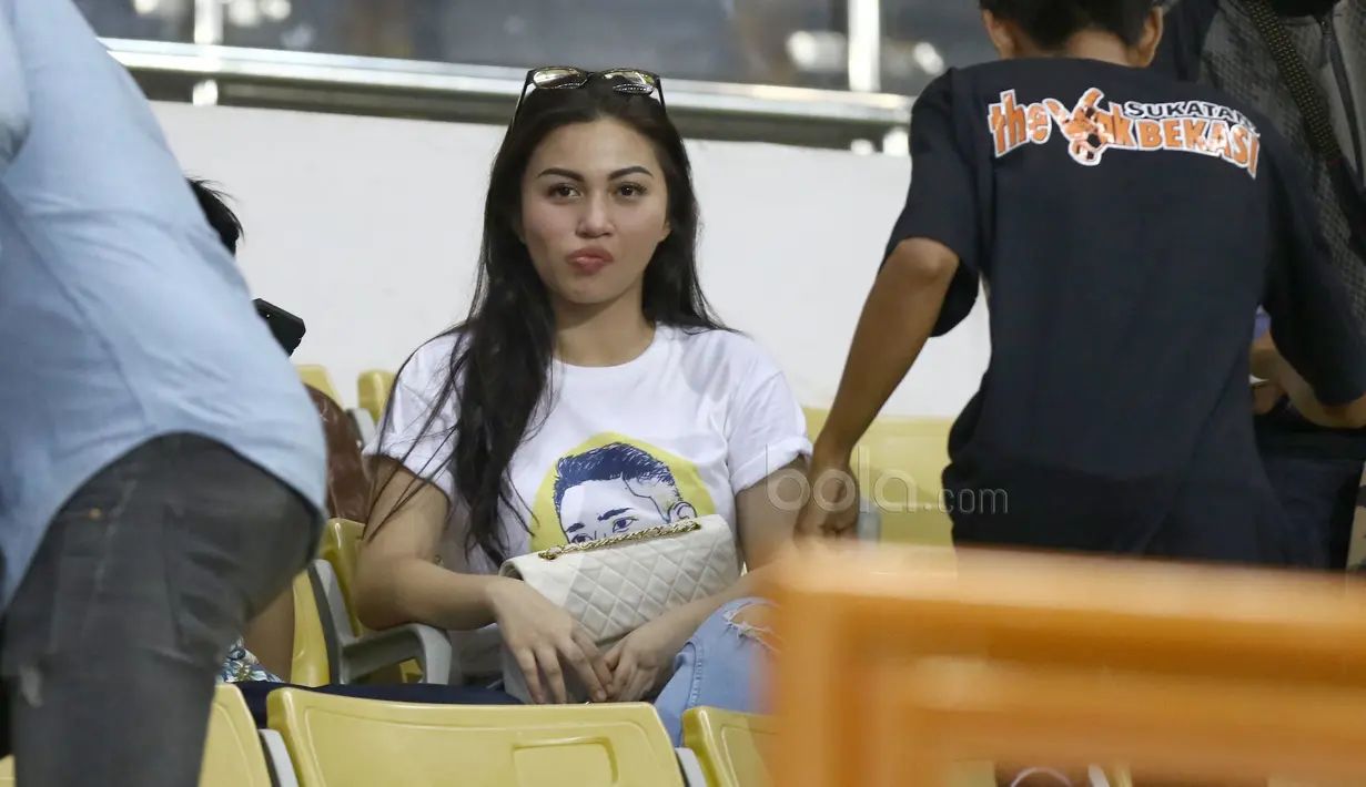 Ariel Tatum dikerubutin fans saat berada di tribun VIP menyaksikan laga Persija Jakarta melawan Sriwijaya FC di Stadion Wibawa Mukti, Cikarang, Jumat (16/6/2017). (Bola.com/Nicklas Hanoatubun)