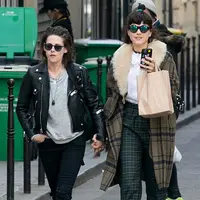 Kristen Stewart dan Soko (via dailymail.co.uk)