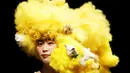 Model mengenakan busana dari desainer Takafumi Tsuruta dari koleksi Autumn/Winter 2015/2016 nya selama Tokyo Fashion Week, Jepang, (18/3/2015). (REUTERS/Yuya Shino)
