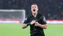 Pemain Persija Jakarta, Fábio Calonego, merayakan kemenangan atas PSIM Yogyakarta dalam laga pekan ke-14 BRI Super League 2025/2026 di Stadion Utama Gelora Bung Karno, Jakarta, Jumat (28/11/2025). (Bola.com/M Iqbal Ichsan)