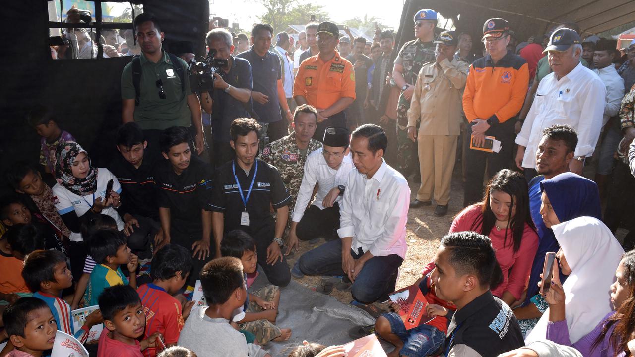 Ditemani TGB, Jokowi Bagi-Bagi Buku untuk Korban Gempa Lombok