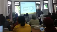 Ruslan, mentor Program pelatihan Gapura Digital Jakarta menerangkan penggunaan Google dihadapan komunitas UKM, Sabtu (26/8/2017). (Mulyono Sri Hutomo/Liputan6.com)
