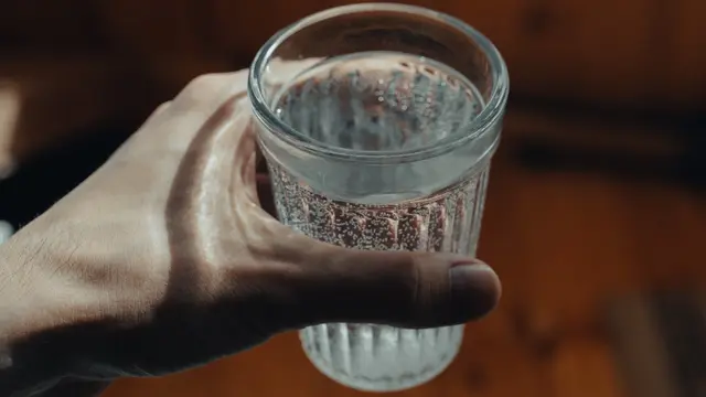 Ilustrasi air putih dingin, air es