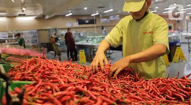 Pekerja memilih cabai di sebuah ritel kawasan Pasar Rebo, Jakarta, Jumat (8/9/2023). (Liputan6.com/Herman Zakharia)