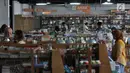 Pengunjung memilih buku di pasar buku Jakbook di Pasar Kenari, Jakarta Pusat, Selasa (30/4/2019). Pasar buku itu merupakan pasar buku pertama di Jakarta yang didirikan untuk menyediakan buku-buku berharga yang murah alias terjangkau dan dikelola PD Pasar Jaya. (merdeka.com/Iqbal S. Nugroho)
