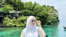 Beberapa kacamata yang digunakan oleh Reisa memang terlihat cukup simpel. Kali ini, penampilannya makin menawan mengenakan kacamata hitam dan berhijab. Gayanya yang fashionable itu memancarkan aura menawan.(Liputan6.com/IG/@reisabrotoasmoro)