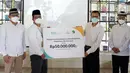Direktur Eksekutif Yayasan BSMU Sukoriyanto Saputro (kedua kiri) dan Regional CEO BSI Jakarta 2 Firman Djatnika (kedua kanan) secara simbolis memberikan bantuan Rp 50 juta untuk pengembangan Bank Infak Masjid Raya Bintaro di sela-sela kegiatan talkshow di Bintaro, (6/3/2022). (Liputan6.com/HO/BSI)