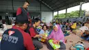 Relawan Artha Graha Peduli (AGP) memberikan bantuan kepada pengungsi imbas tsunami Selat Sunda di Rajabasa, Lampung Selatan, Kamis (27/12). Pulau Sebesi dan Sebuku menjadi  wilayah yang tertutup abu vulkanik Gunung Anak Krakatau. (Liputan6.com/HO/Rini)