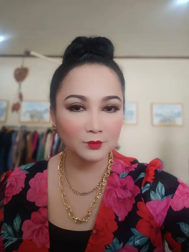 Kerap Berperan Jadi ART, Ini 6 Gaya Modis Henny Timbul ‘Anak Langit’