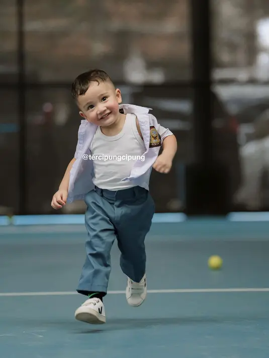 Tampilan Cipung dengan kemeja terbuka ini sukses bikin netizen merasa gemas. [@tercipungcipung]