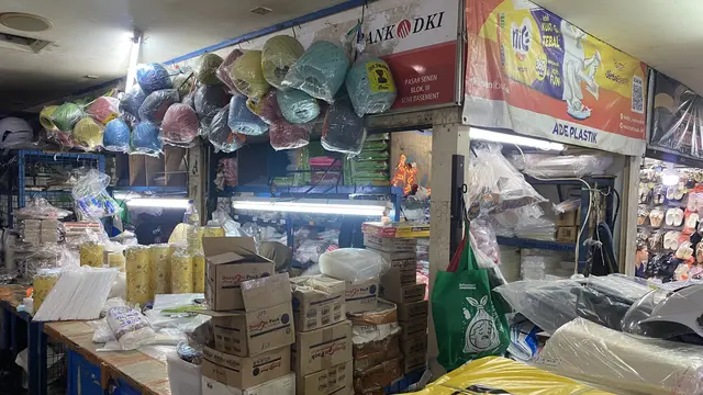 Sejumlah pedagang di Pasar Senen, Jakarta Pusat mengungkapkan kenaikan harga plastik. (Foto: Liputan6.com/Immanuel Christian)