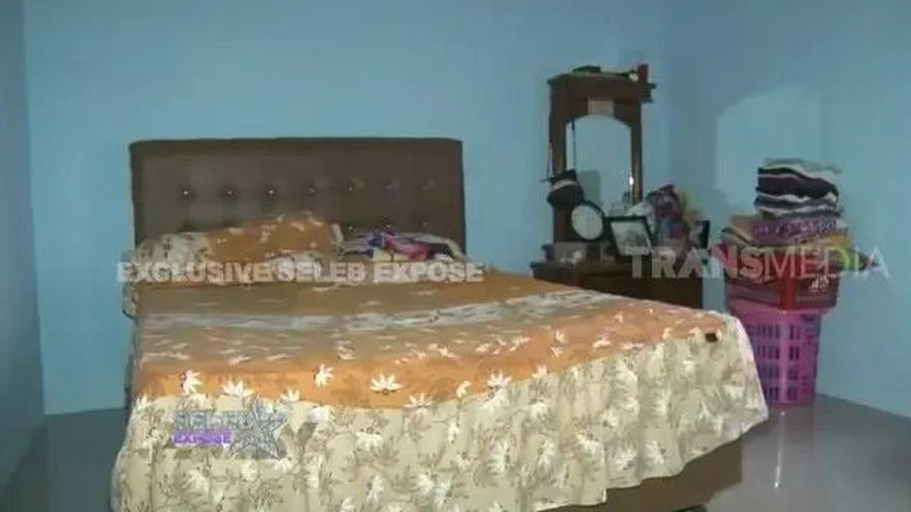 Potret salah satu dari tiga kamar tidur di rumah Sibad menampilkan dominasi warna biru telor bebek.