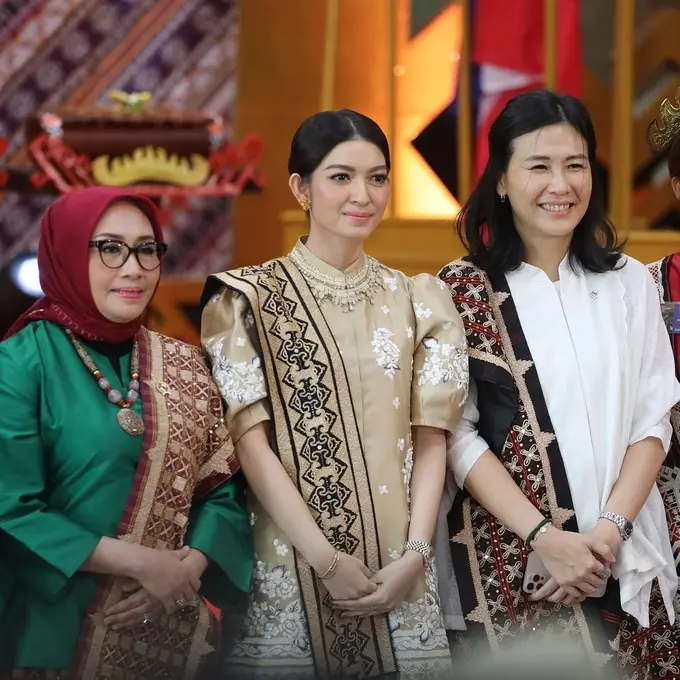 Gaya Serba Emas Selvi Ananda Hadiri Acara Amal, Curi Atensi Pakai Jam Tangan Rolex Rp226 Juta-an