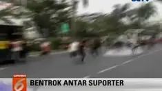Saling lempar batu dan kayu balok membuat banyak pendukung Persija terluka.
