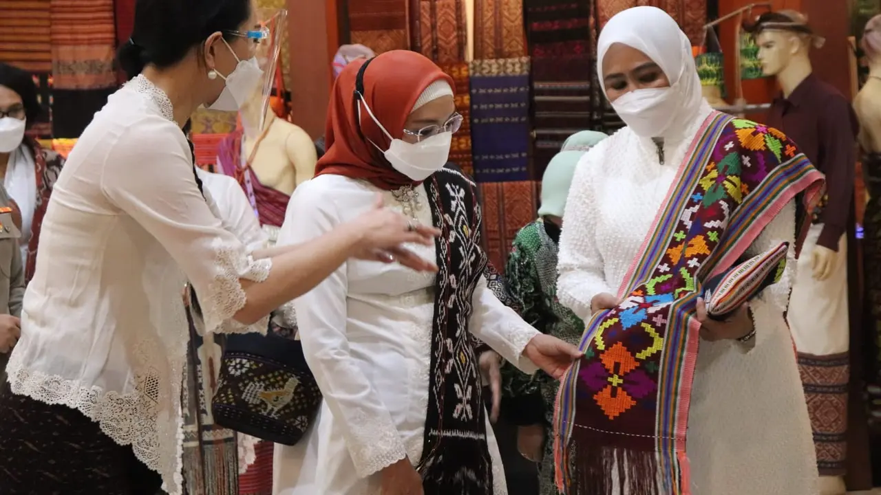 Ketua Umum Dekranas Hj. Wury Ma’ruf Amin bersama,Ketua Dekranasda NTT, Julie Sutrisno Laiskodat, memantau lansung pameran tenun ikat di Gedung Dekranasda Provinsi NTT. (Foto Istimewah)