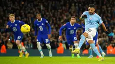 Pemain Manchester City Riyad Mahrez (kanan) menendang bola saat melawan Chelsea pada pertandingan sepak bola Piala FA di Etihad Stadium, Manchester, Inggris, 8 Januari 2023. Manchester City mengalahkan Chelsea dengan skor 4-0. (AP Photo/Dave Thompson)