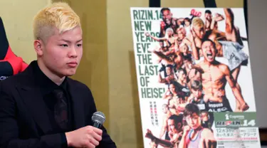 Kickboxer Jepang Tenshin Nasukawa mendengarkan pertanyaan awak media saat konferensi pers di Tokyo (29/12). Nasukawa akan melawan Floyd Mayweather Jr dalam pertandingan eksibisi tiga putaran di Jepang pada Malam Tahun Baru. (AP Photo/Eugene Hoshiko)