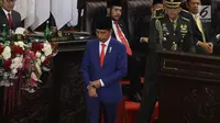 Presiden Joko Widodo atau Jokowi turun dari mimbar usai menyampaikan Pidato Kenegaraan pada Sidang Tahunan MPR 2019 di Kompleks Parlemen, Senayan, Jakarta, Jumat (16/8/2019). Jokowi akan menyampaikan pidato dalam tiga sesi dengan tema yang berbeda selama acara berlangsung. (Liputan6.com/Johan Tallo)