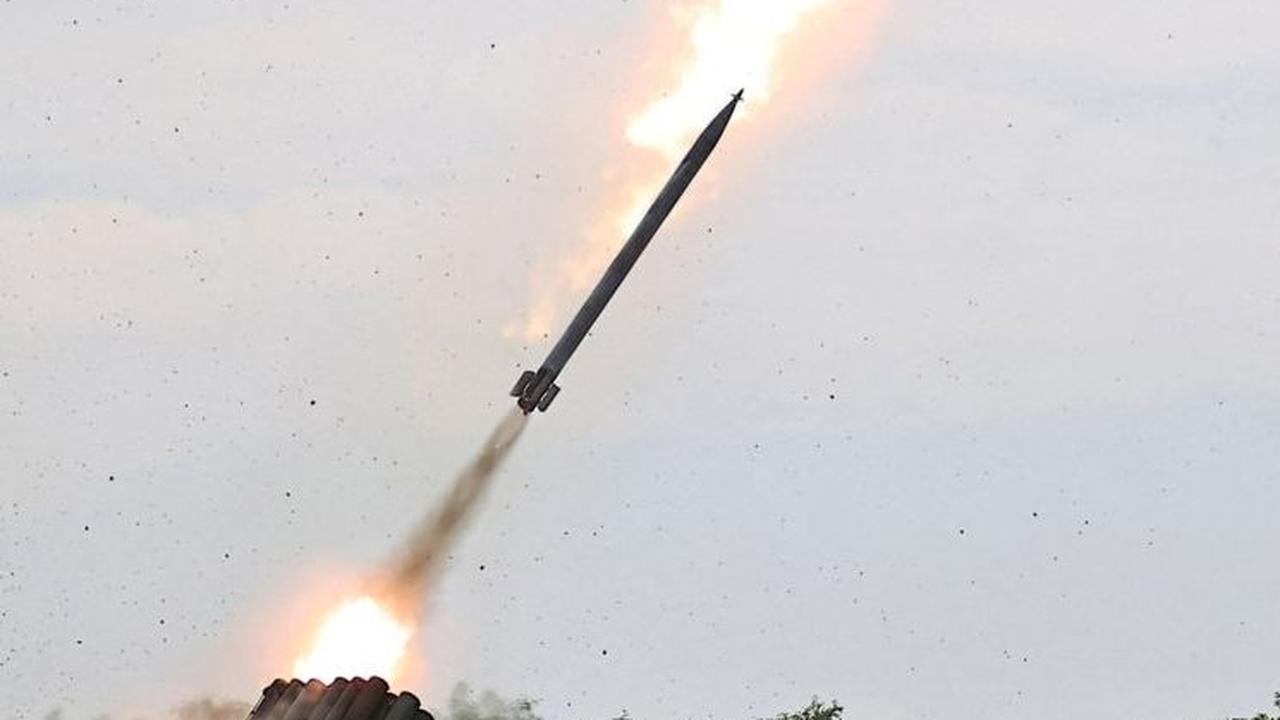 Selainnya itu, roket ini juga diklaim dapat menjangkau Seoul dan daerah sekitarnya jika ditargetkan. Foto: STR / KCNA VIA KNS / AFP