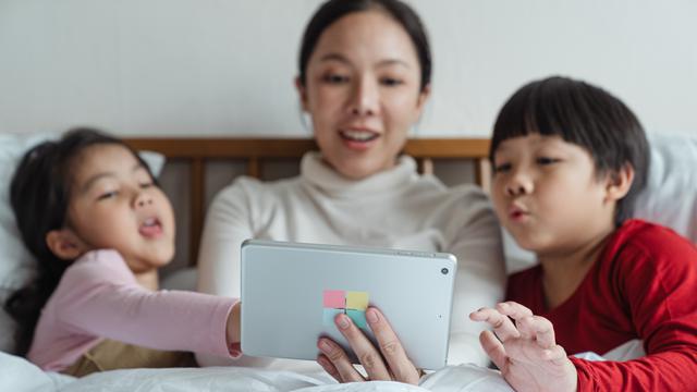 Ilustrasi menonton film bersama anak