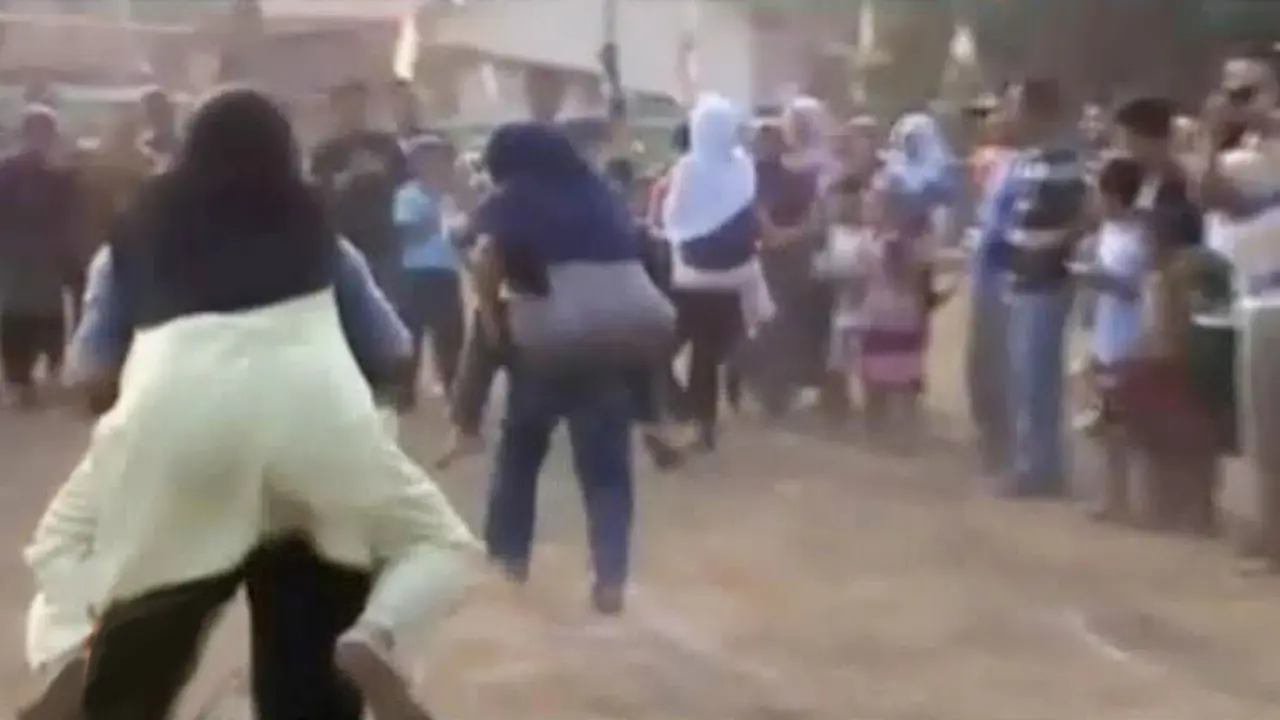 Kelucuan Lomba Suami Gendong Istri di Sragen