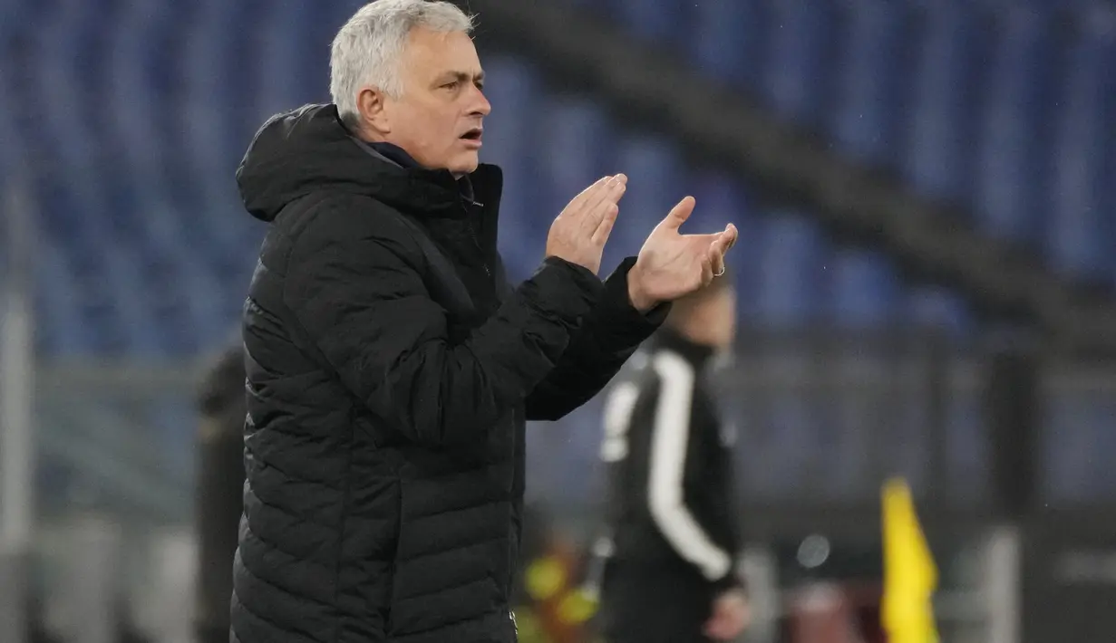 Pelatih AS Roma, Jose Mourinho bertepuk tangan saat menyaksikan pemainnya bertanding melawan Lecce pada pertandingan 16 besar Coppa Italia di stadion Olimpiade Roma, Jumat (21/1/2022). AS Roma menang atas Lecce 3-1. (AP Photo/Alessandra Tarantino)