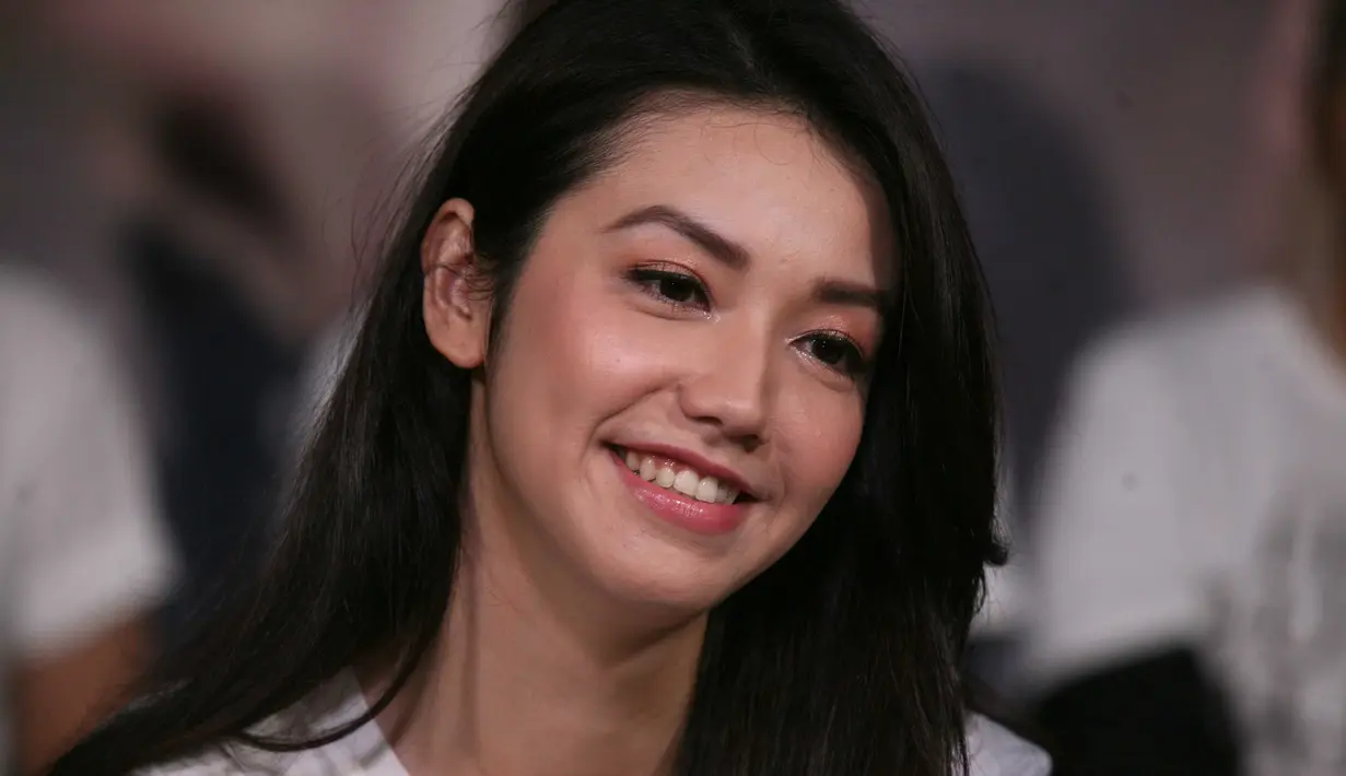 Produksi Starvision Plus dan Sinema Imaji, artis 27 tahun itu merasakan kesulitan saat harus mendalami makna puisi-puisi yang akan dihadirkan. Bahkan diskusi setiap scenenya. Beberapa kali harus mengulang scenenya. (Nurwahyunan/Bintang.com)