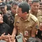 Gubernur DKI Jakarta Basuki Tjahaja Purnama menemui korban banjir di Cipinang Melayu, Jakarta Timur, Senin (20/2). Selain menemui pengungsi banjir, Ahok juga melihat lokasi banjir yang menggenangi pemukiman warga. (Liputan6.com/Yoppy Renato)