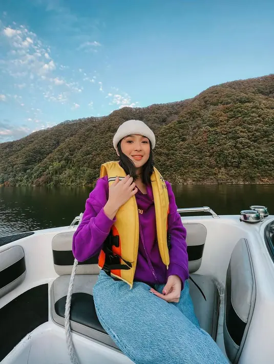Seru menikmati pamandangan danau, ia pun turut menikmati liburannya ini dengan naik kapal. Tampil stylish dengan baju hangat, penampilan penyanyi ini pun menuai banyak pujian dari netizen. (Liputan6.com/IG/@agthpricilla)
