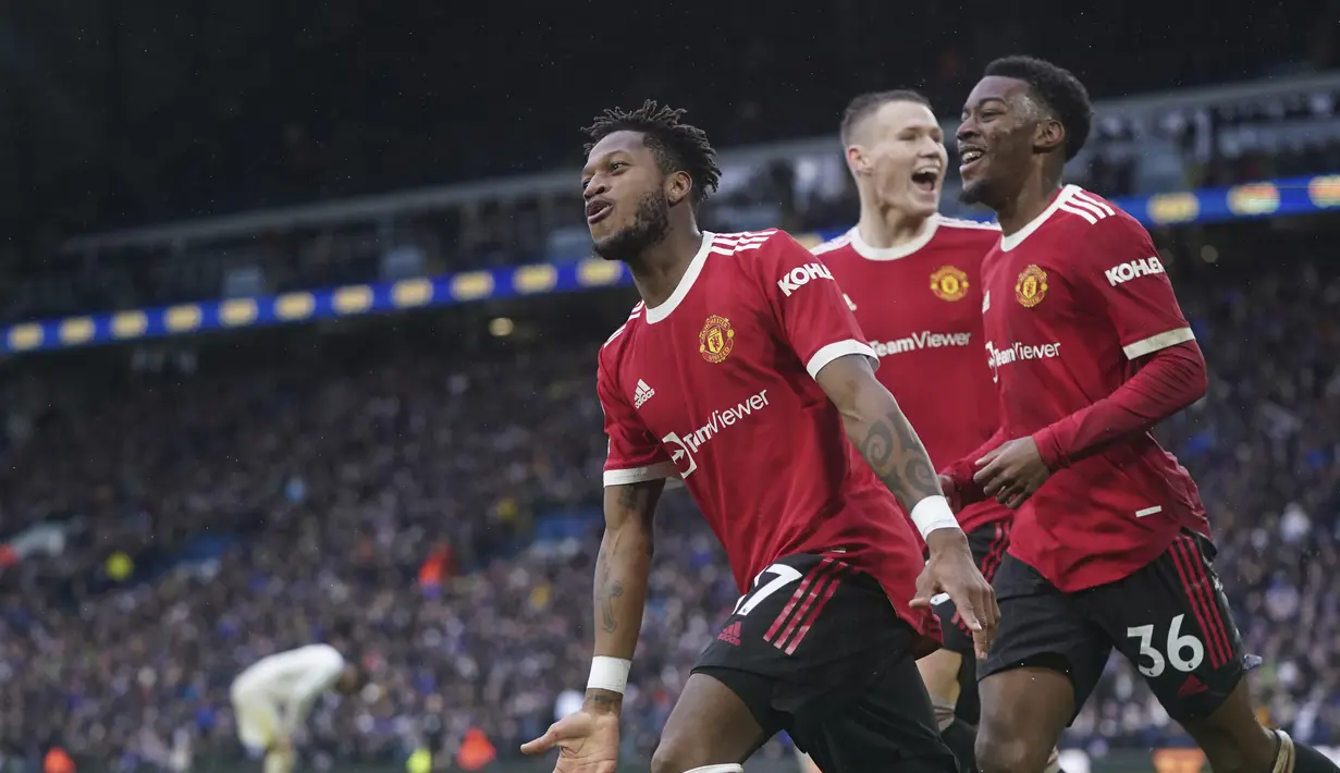 Gelandang Manchester United, Fred (kiri) berselebrasi setelah mencetak gol ke gawang Leeds United pada pertandingan lanjutan Liga Inggris di Stadion Elland Road di Leeds, Inggris, Minggu (20/2/2022). MU menang atas Leeds United 4-2. (AP Photo/Jon Super)