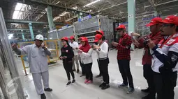 Karyawan perusahaan mobil Toyota memberikan penjelasan kepada peserta Campus CJ Edutrip di TMMIN Karawang Plant 1, Jawa Barat, Kamis (23/2). (Liputan6.com/Immanuel Antonius)