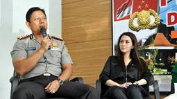 Kapolres Jakarta Selatan Kombes Pol Wahyu Hadiningrat (kiri) dan Maia Estianty saat menjadi pembicara dalam diskusi bertajuk "Prostitusi Artis" yang digelar Divisi Humas Mabes Polri, Jakarta, Selasa (12/5/2015). (Liputan6.com/Panji Diksana)