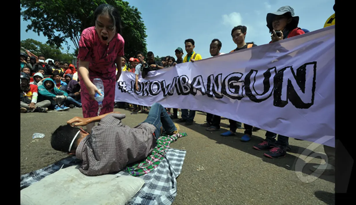 Seorang mahasiswa saat menggelar teatrikal "100 hari pemerintahan Jokowi-Jk di depan Istana Merdeka, Jakarta, Rabu (28/1/2015). Menuntut agar Joko Widodo menyelesaikan permasalahan yang terjadi antara KPK dan Polri. (Liputan6.com/Miftahul Hayat)