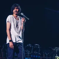 "Waktu itu ujian terberatnya, Sheila On 7 harus rilis album itu di stasiun tv, dan saya harus featuring dengan beberapa vokalis. Posisinya, saya rapuh, kepercayaan diri saya belum balik. Saya belum yakin kalau saya bisa nyanyi lagi," kenang Duta Sheila On 7. [Instagram/pakduta]